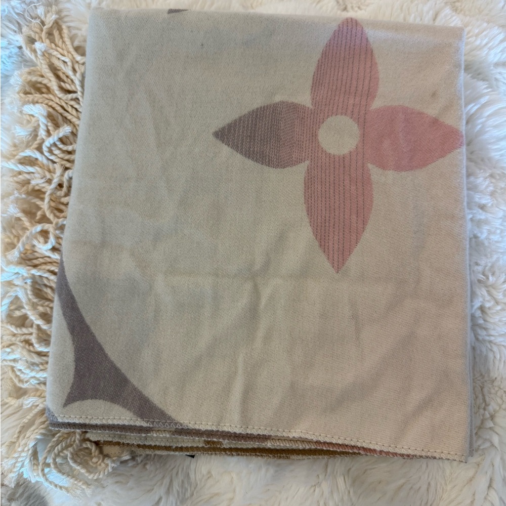 Louis Vuitton Beige and Pink Gradient Monogram Stole - Picture 4 of 9